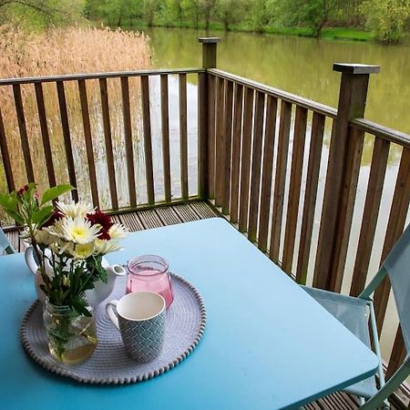 Lakeside Cabin On Stilts- 'Kingfisher' Rous Lench المظهر الخارجي الصورة