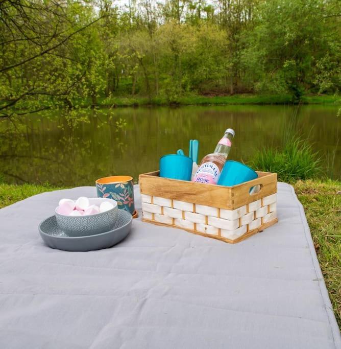 Lakeside Cabin On Stilts- 'Kingfisher' Rous Lench المظهر الخارجي الصورة