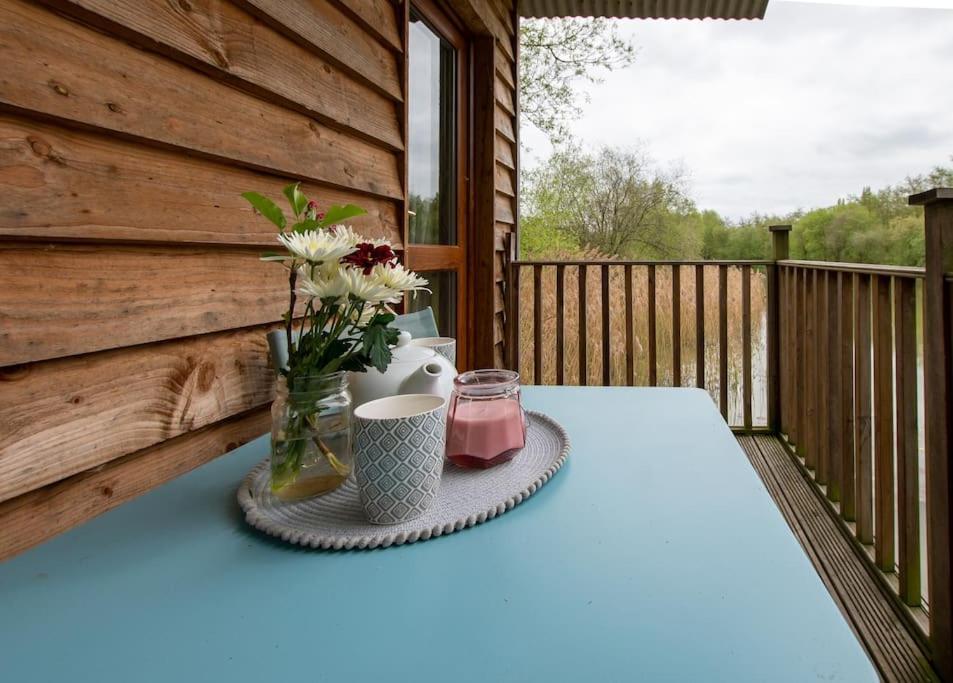 Lakeside Cabin On Stilts- 'Kingfisher' Rous Lench المظهر الخارجي الصورة