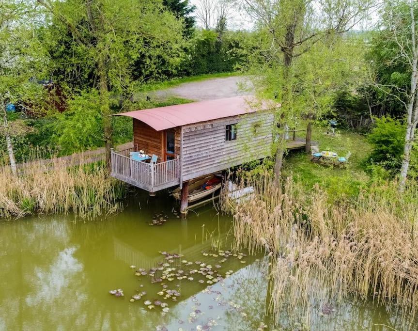 فيلا Lakeside Cabin On Stilts- 'Kingfisher' Rous Lench المظهر الخارجي الصورة