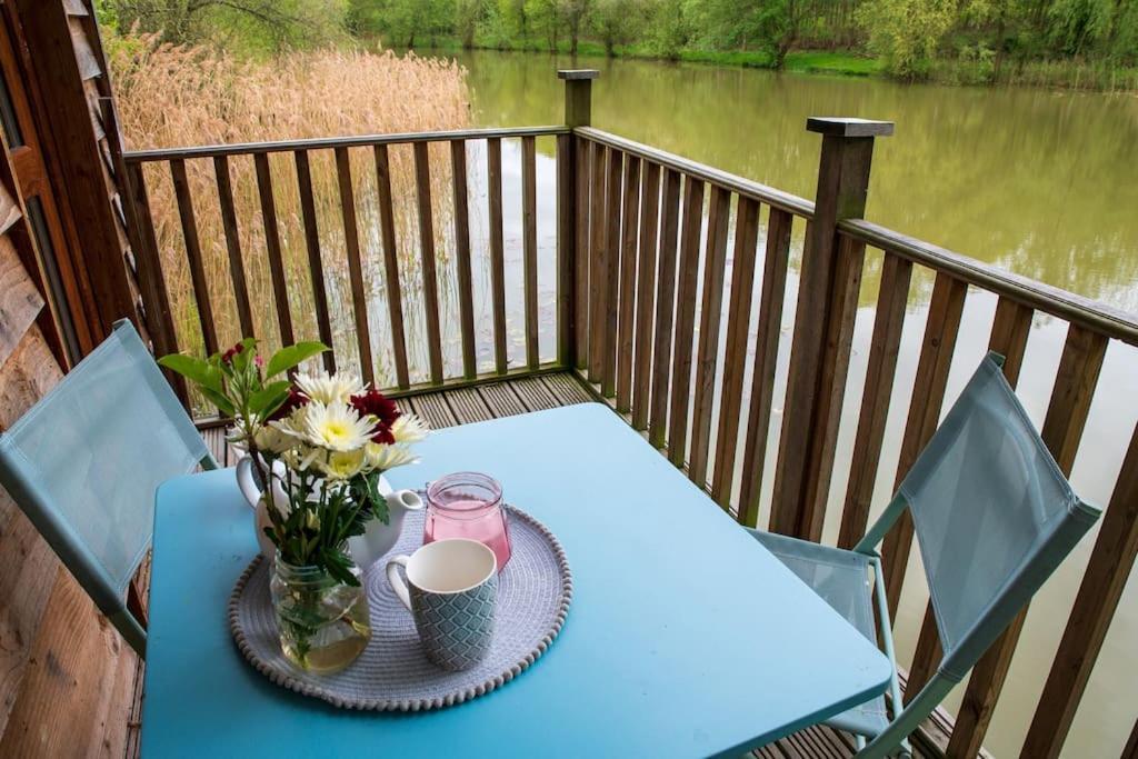 Lakeside Cabin On Stilts- 'Kingfisher' Rous Lench المظهر الخارجي الصورة